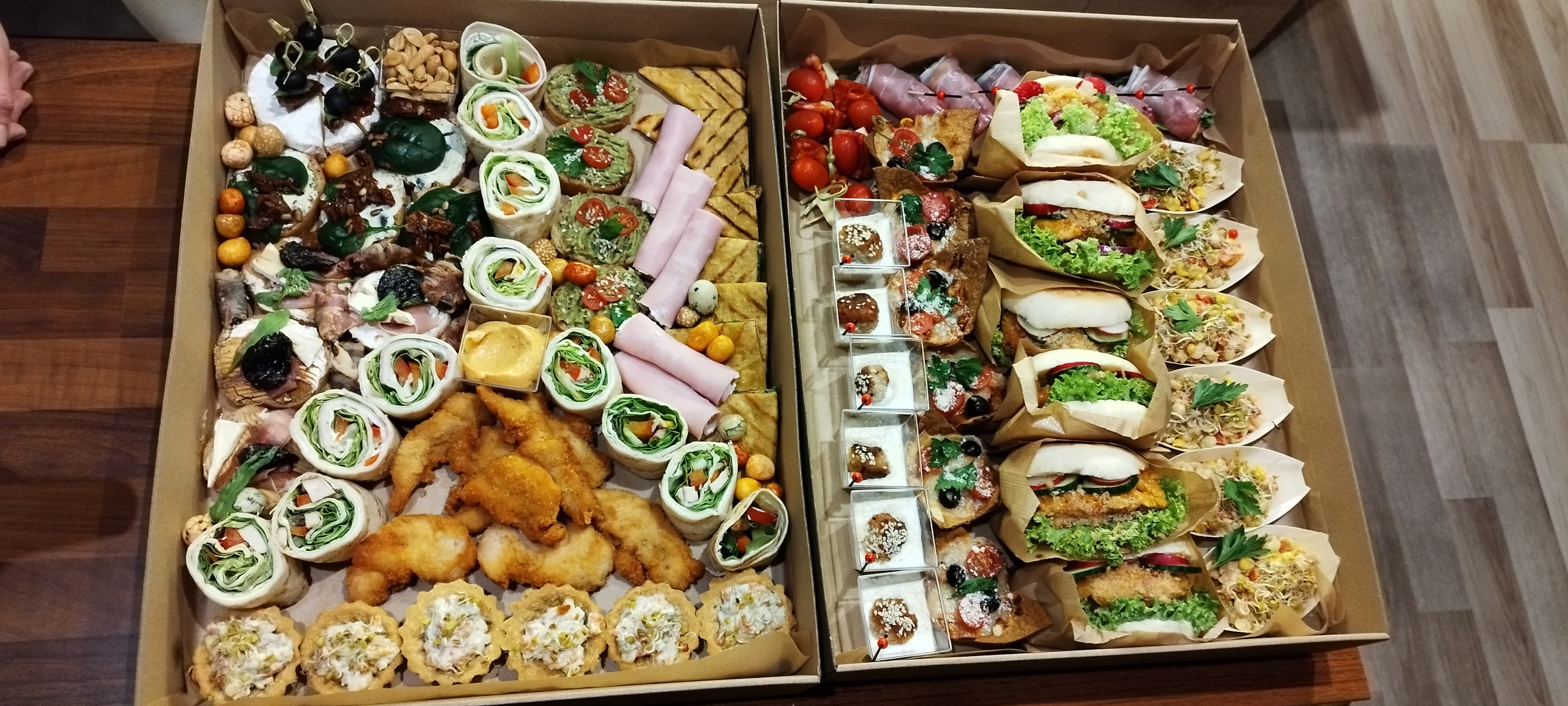 Eleganckie boxy LuxBoxParty z różnorodnymi przekąskami, słodkościami i finger food na imprezę okolicznościową